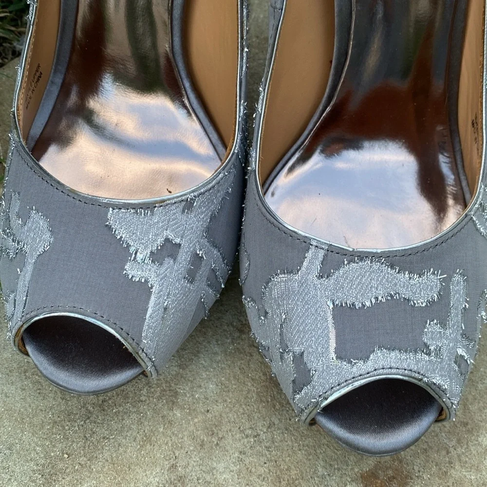 Badgley Mischka stiletto heels silver textile metallic 5” formal peep toe